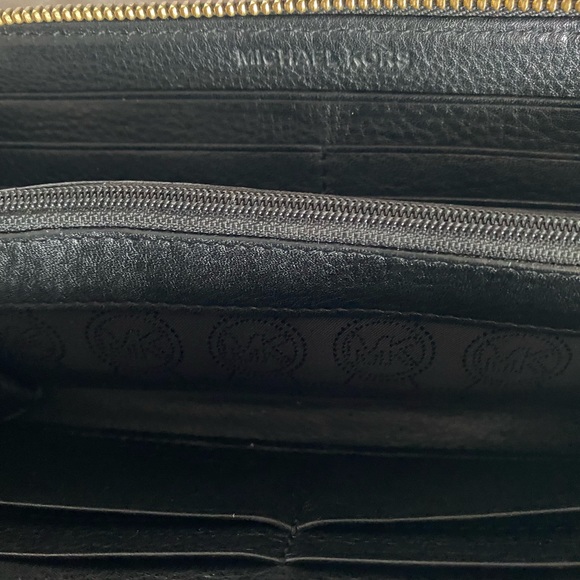 Micheal Kors wallet - Picture 4 of 4